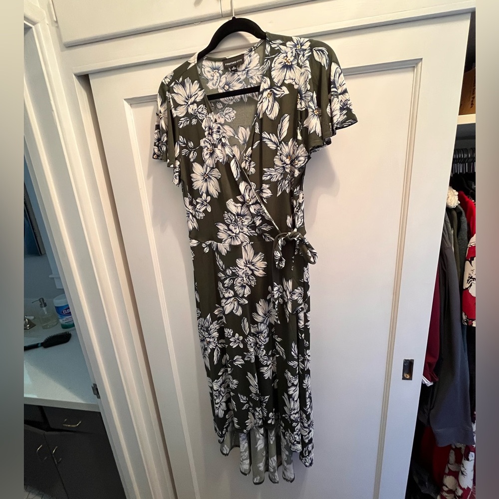 Fortune & Ivy Olive Floral Faux Wrap Dress - XL
EUC - worn once or twice.